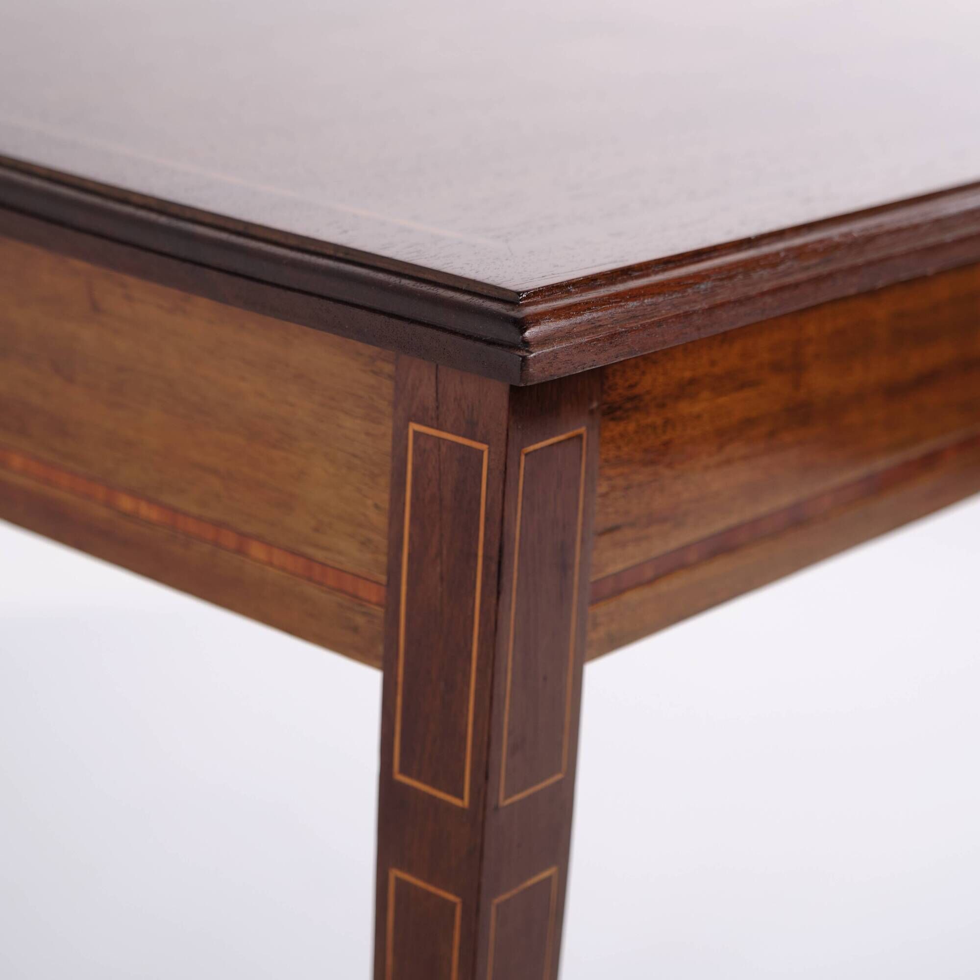 Side table - Hand polished - Decorated with fruit wood inlay - Crafted in mahogany - 1920s