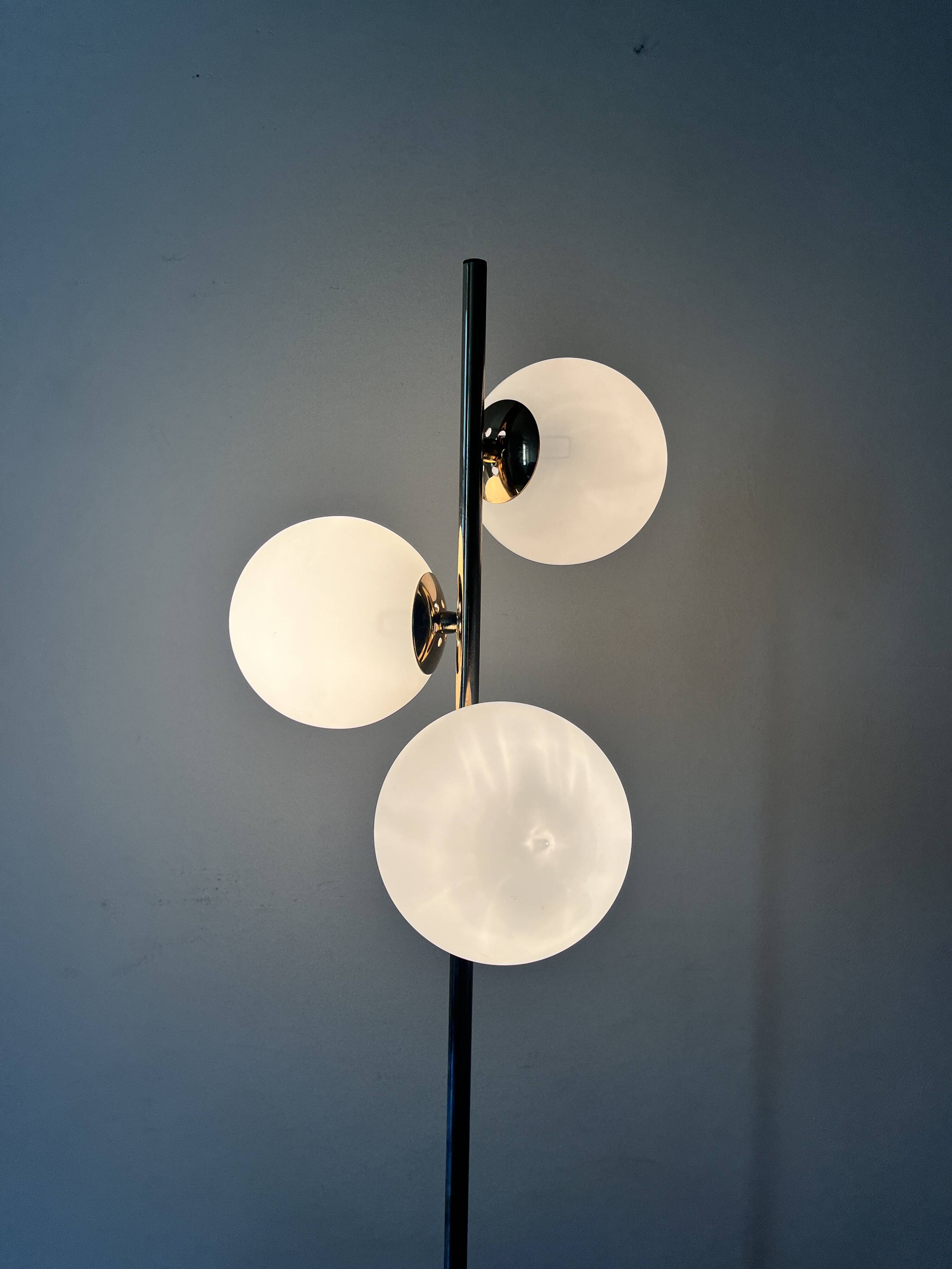 Cluster floor lamp with 3 spherical lamps in gold metal and white glass