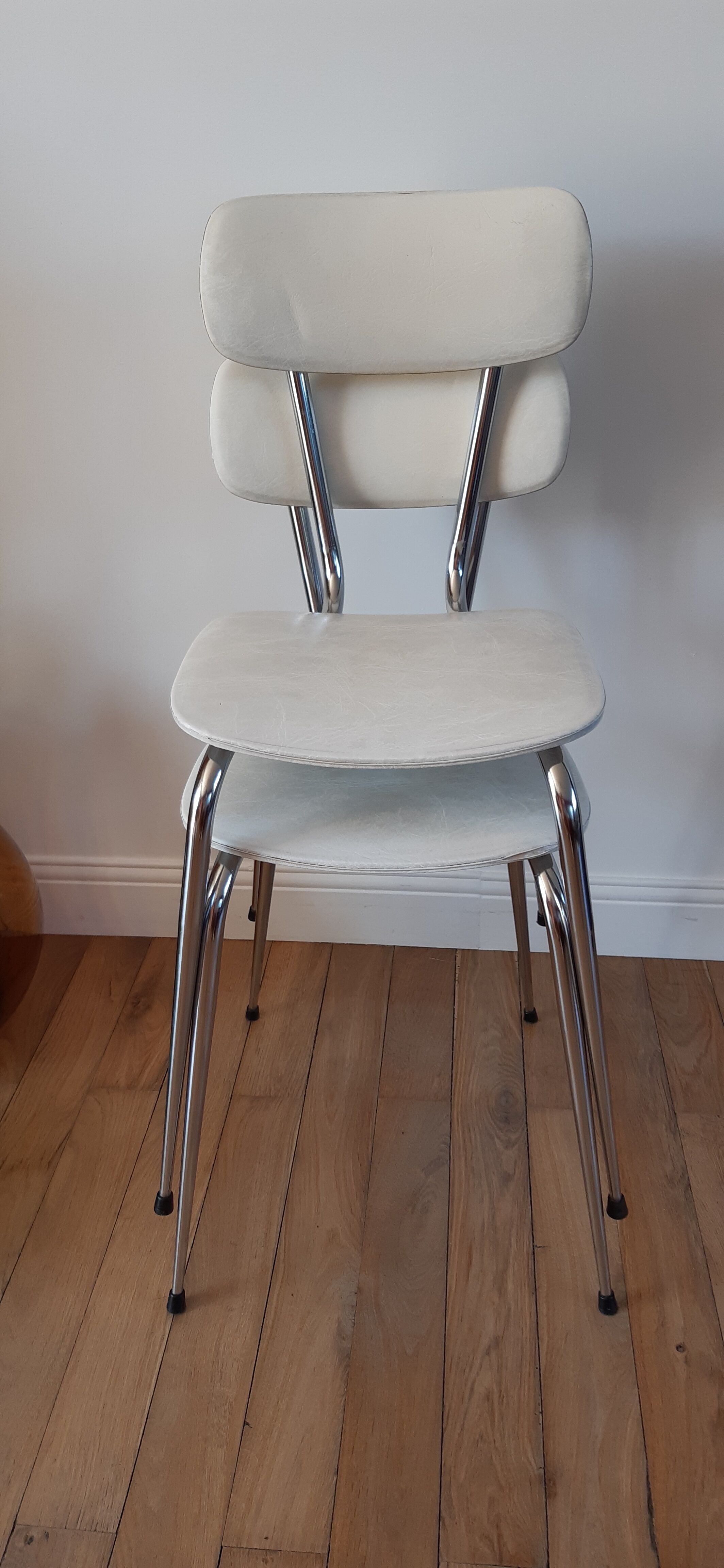 Duo of chairs in skaï, 60-70s
