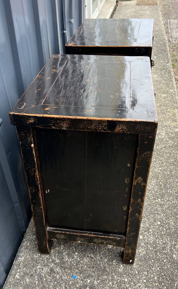 Paire de petits meubles d'appoints ou bout de canapé, laqués en noir d'Asie