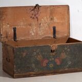 Malle ancienne verte avec détails floraux, c.1920