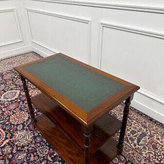 Table d'appoint anglaise classique avec dessus en cuir vert