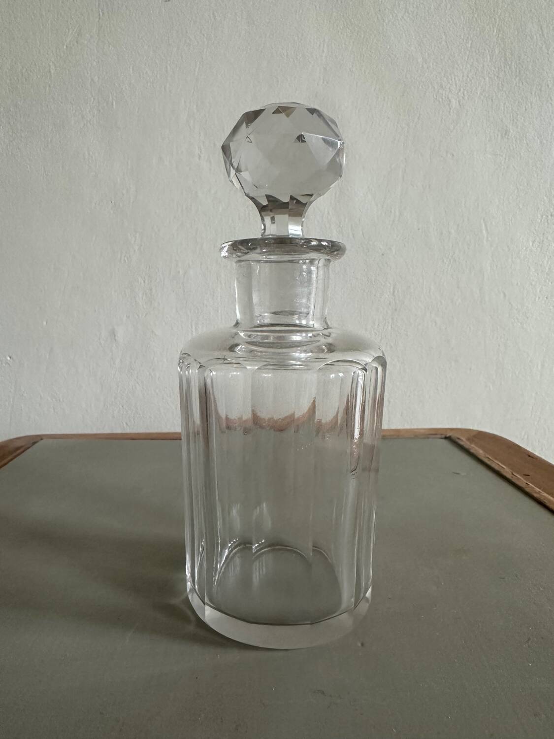 Glass bottle and its glass stopper