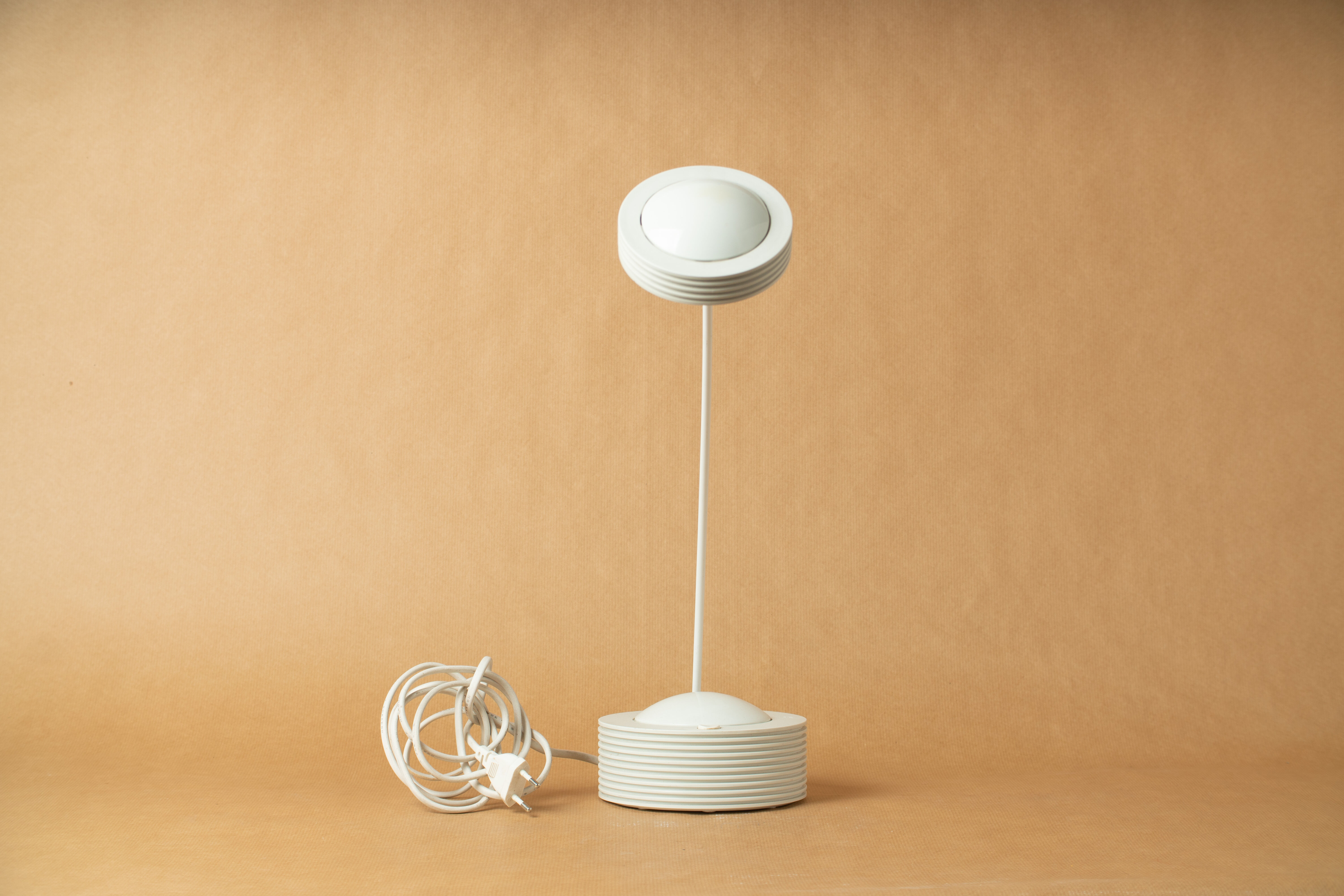 Desk table lamp vintage design 1980 reclining remote arm white