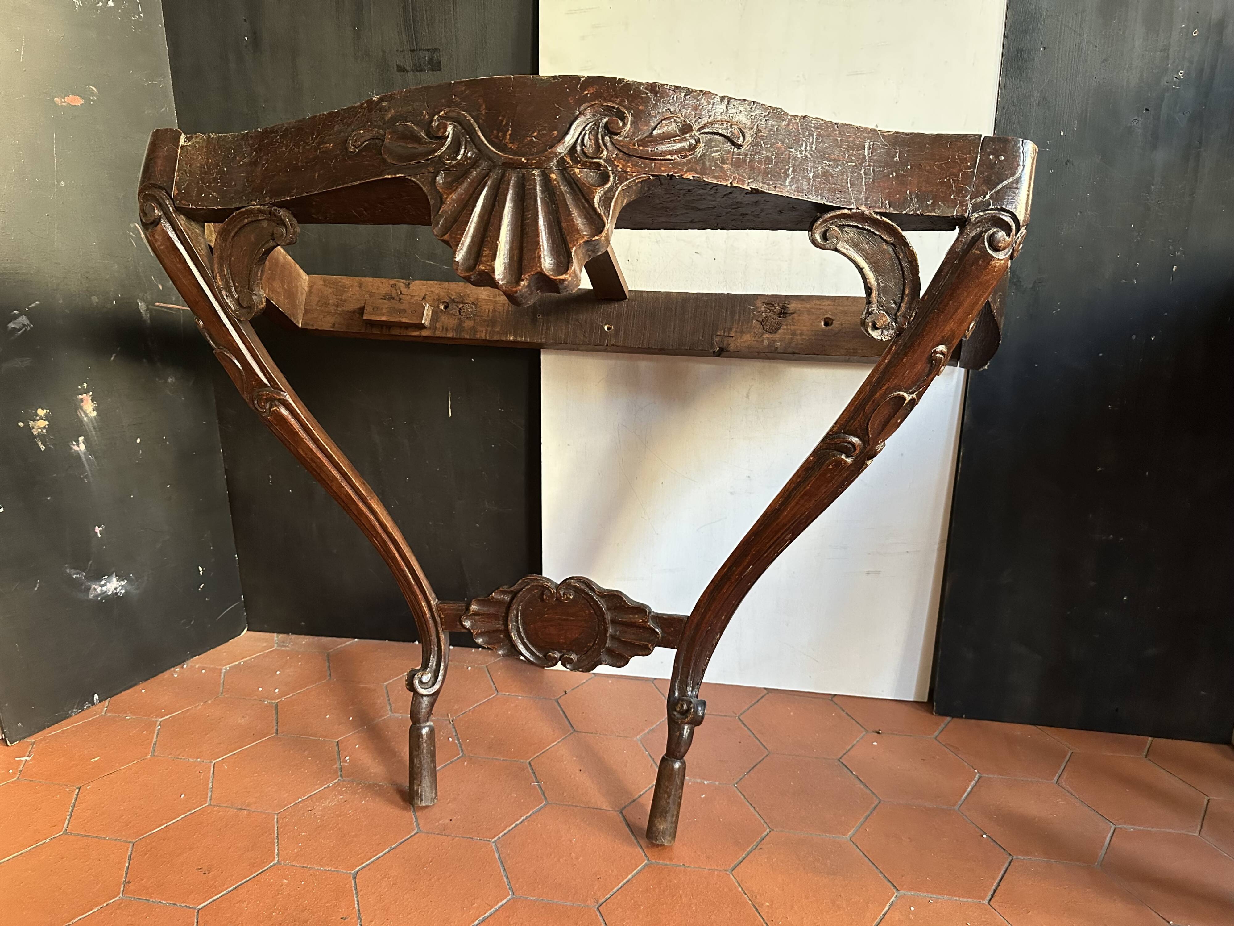 Antique wall console in carved walnut, Louis XV style, 19th century.