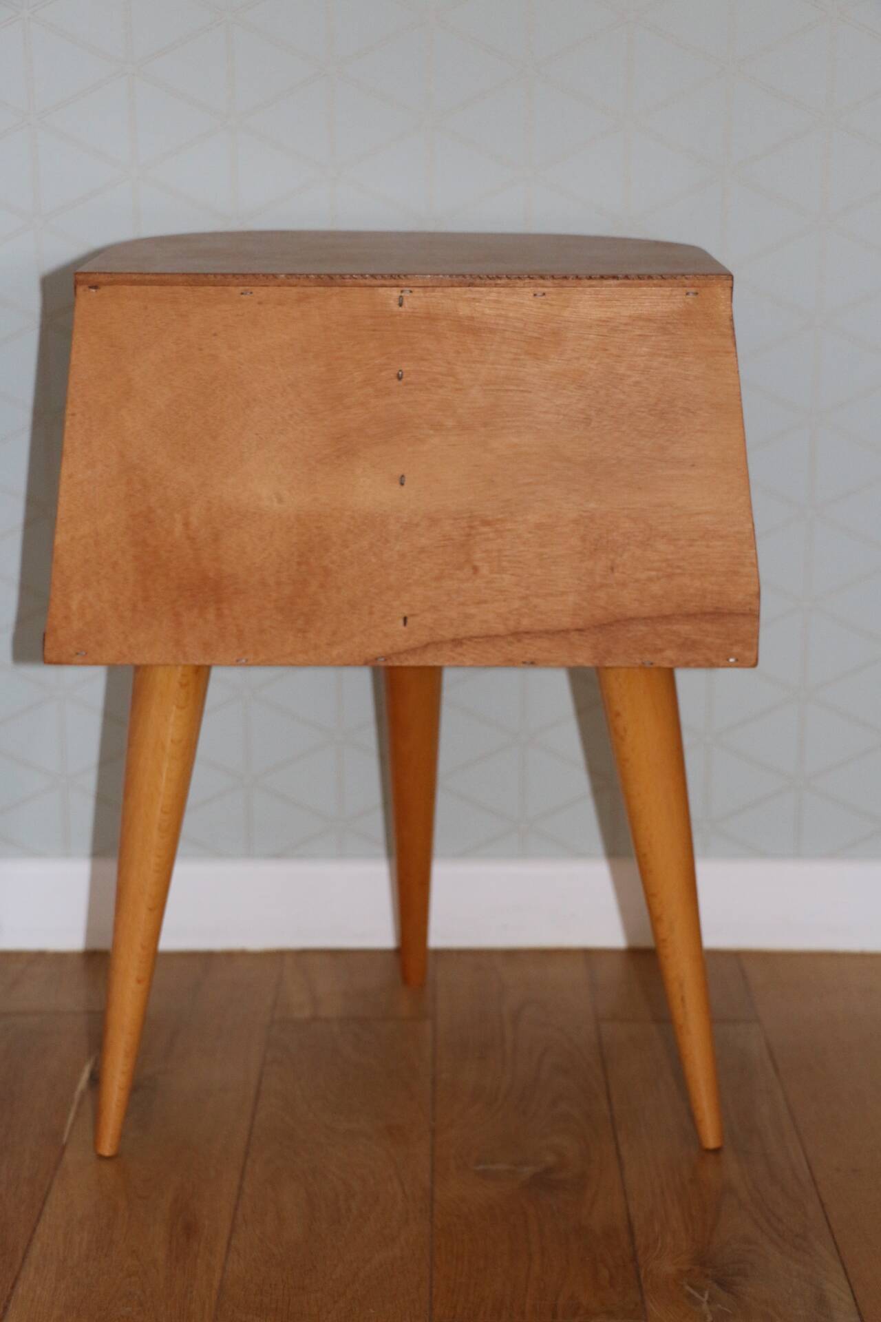 Tripod bedside table with oak veneer, 1950