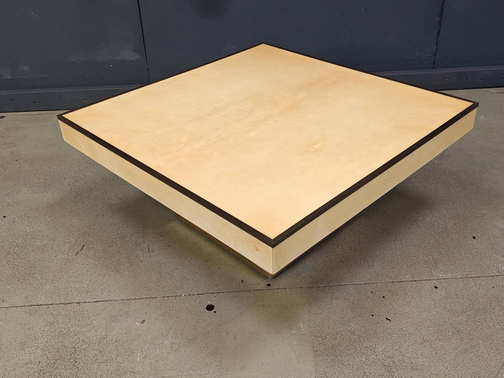 Table basse en peau de chèvre laquée Aldo Tura, années 1960