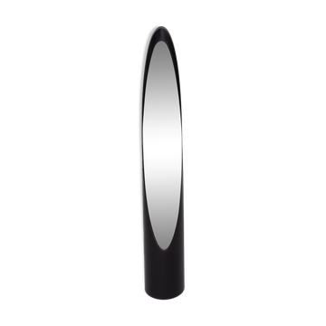 Black lipstick mirror throughout the 1970s.
