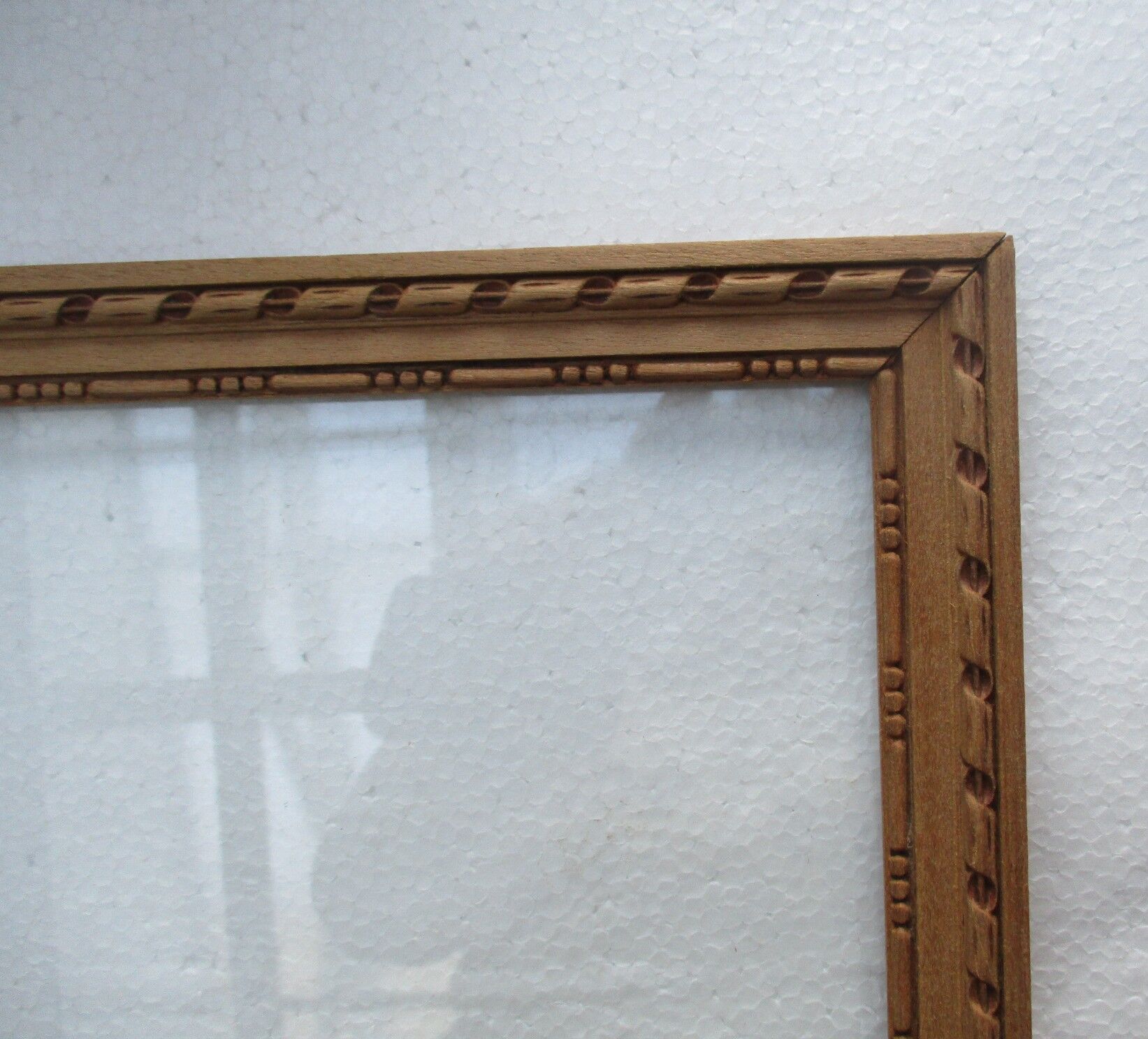 Cadre ancien bois clair, sculpté, vitré,pour sujet 204 x 234 mm