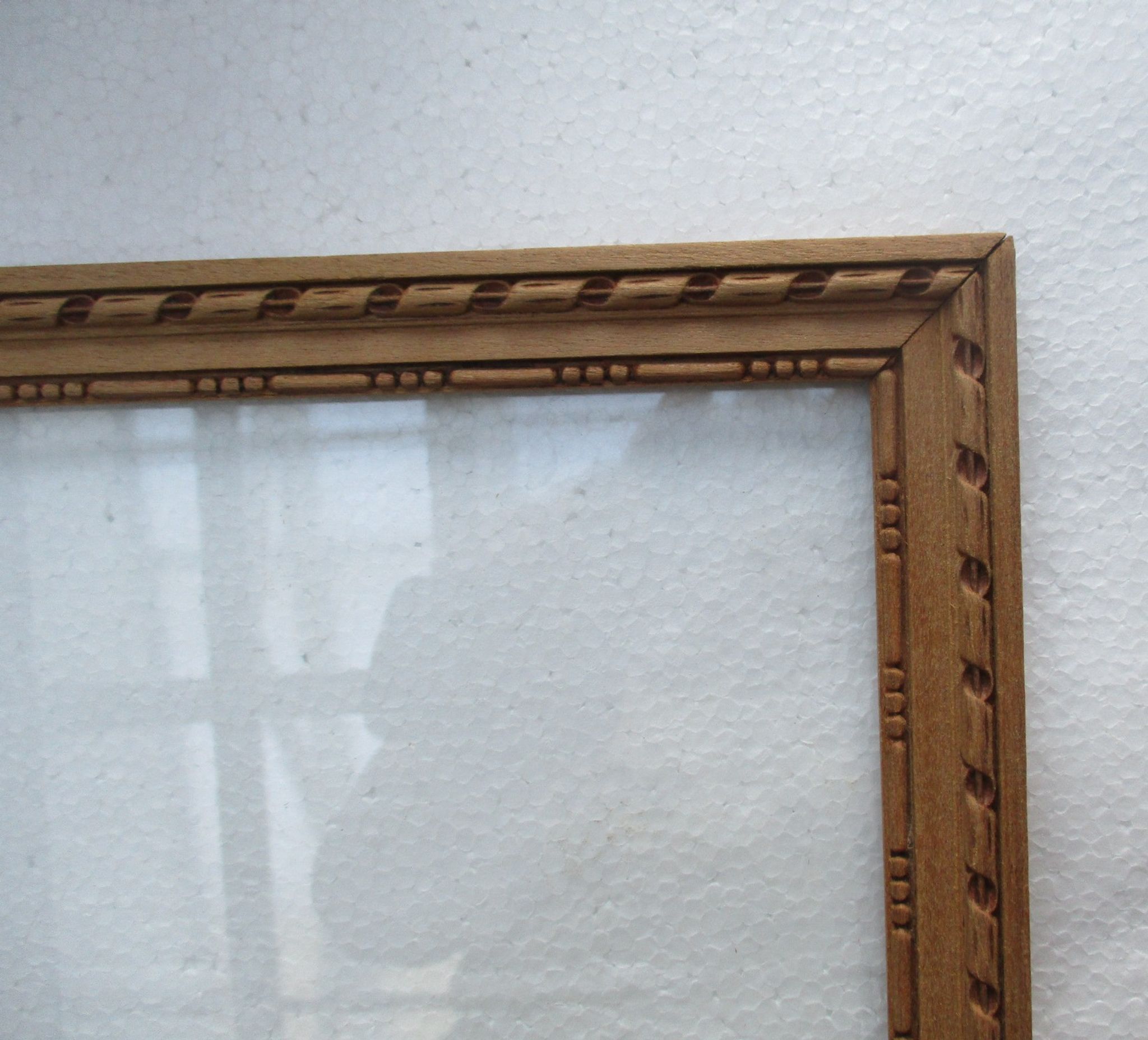 Cadre ancien bois clair, sculpté, vitré,pour sujet 204 x 234 mm