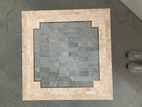 Table basse en mosaïque de marbre '80, saumon et vert avec laiton