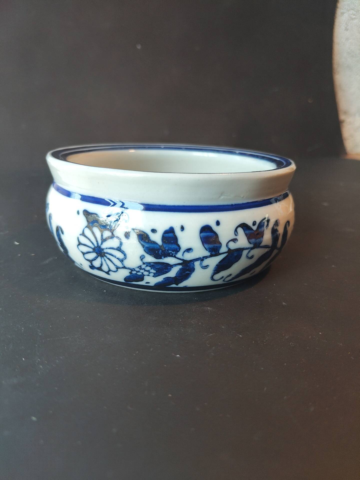 Petite coupe chinoise bleu et blanc à décor floral – XXe siècle