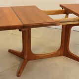 Oval Danish dining table extendable 'Kirkeby'