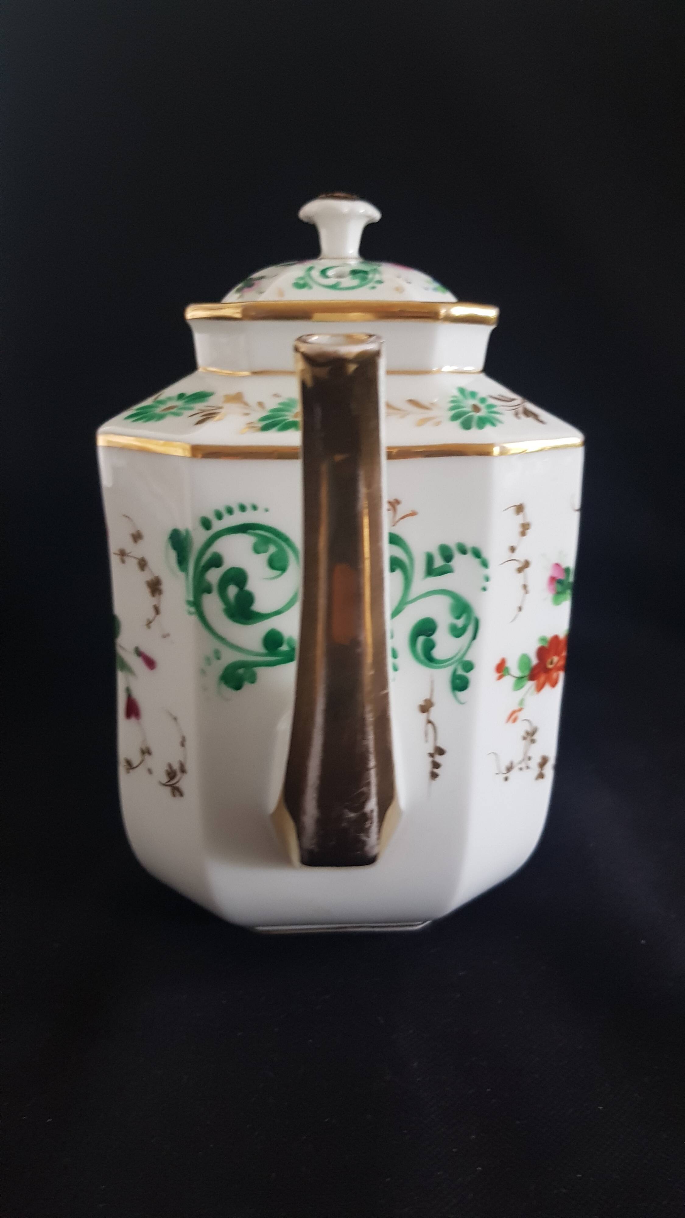 Large octagonal teapot porcelain from Paris "Old Paris", mid-19th century.