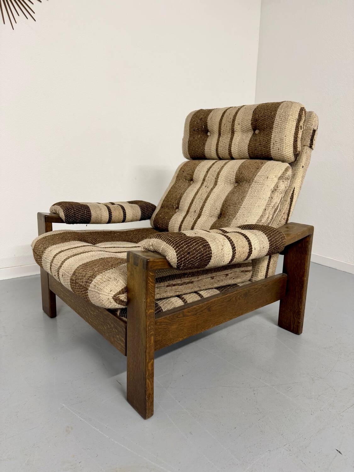 Vintage 1970s design armchair made of wood and fabric.