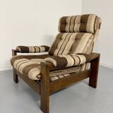 Vintage 1970s design armchair made of wood and fabric.