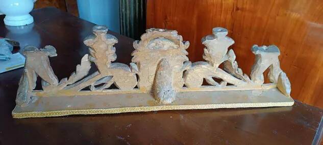 Ancient altar candlestick with cartagloria in gilded wood from the 18th century