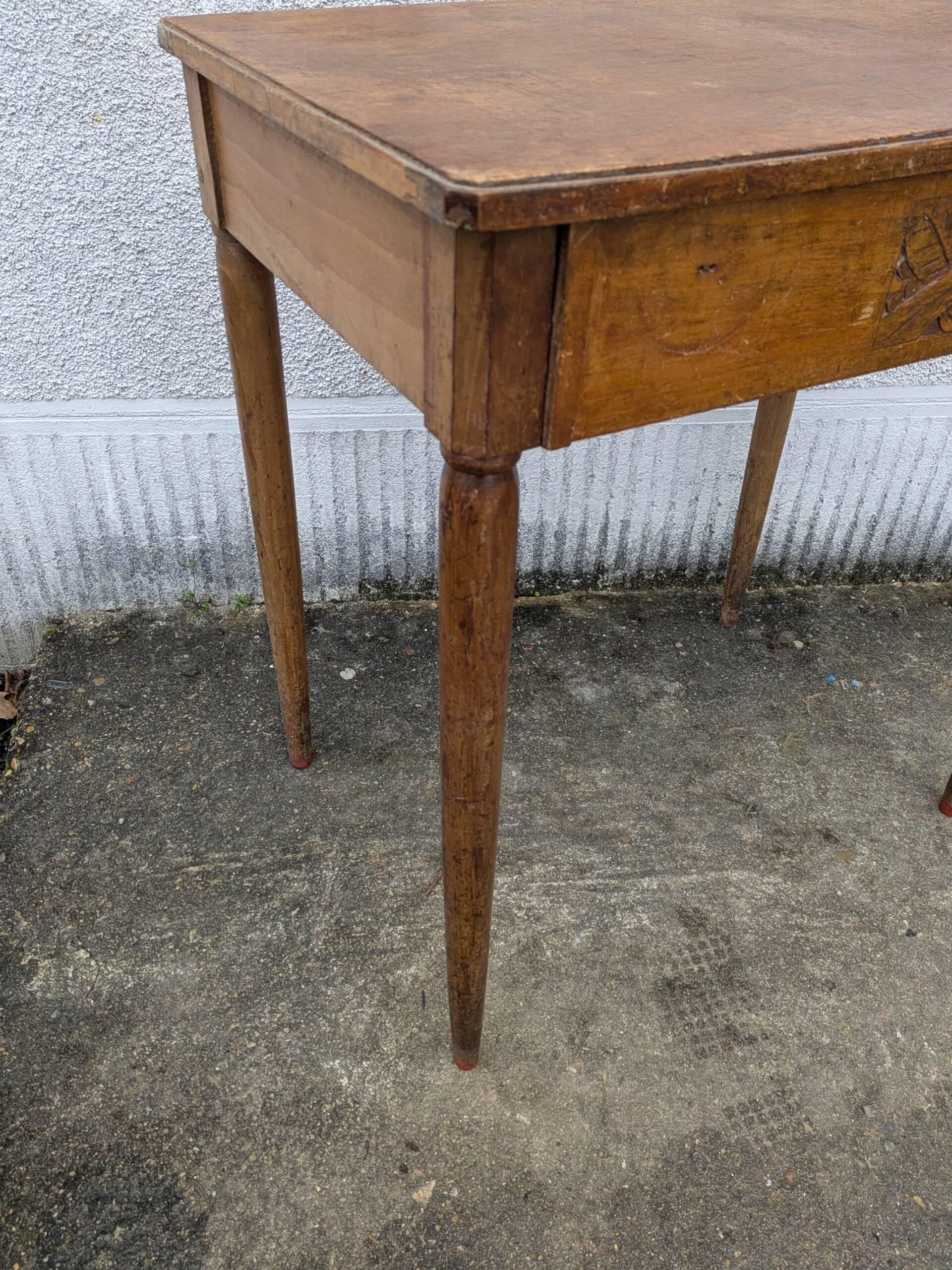 Table, bureau, console