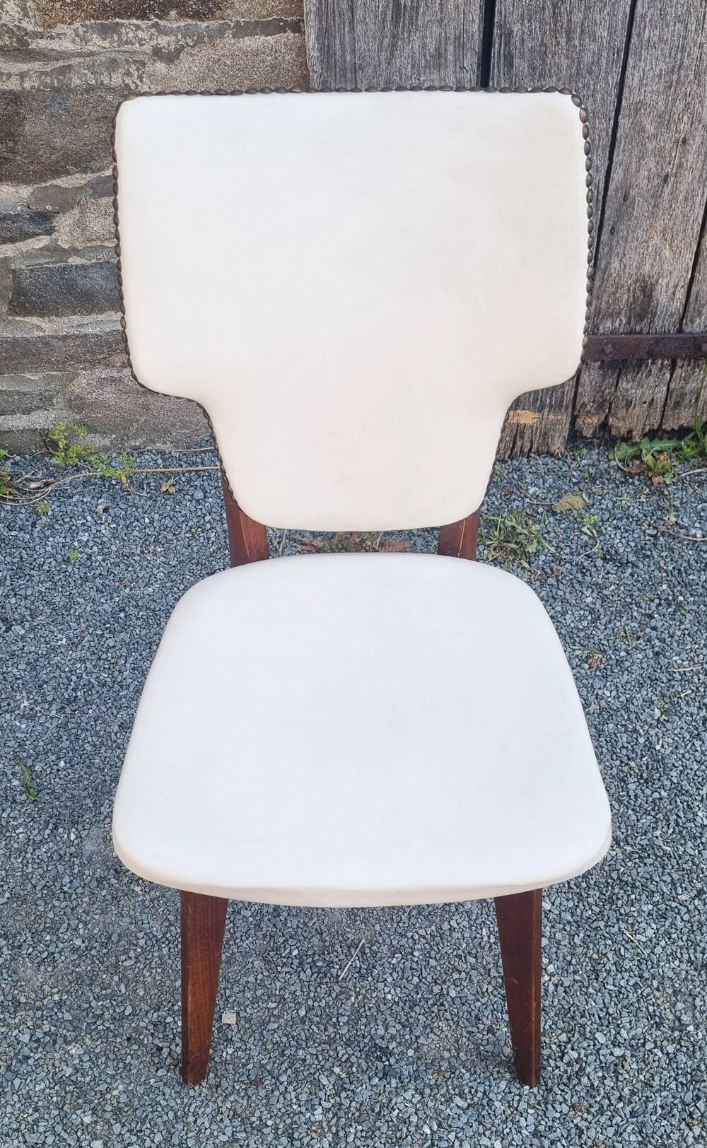 Lot de 6 chaises de salle à manger, bois et skaï blanc clouté, vintage, années 50