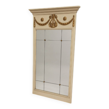 miroir trumeau de style Louis XVI avec encadrement en bois peint