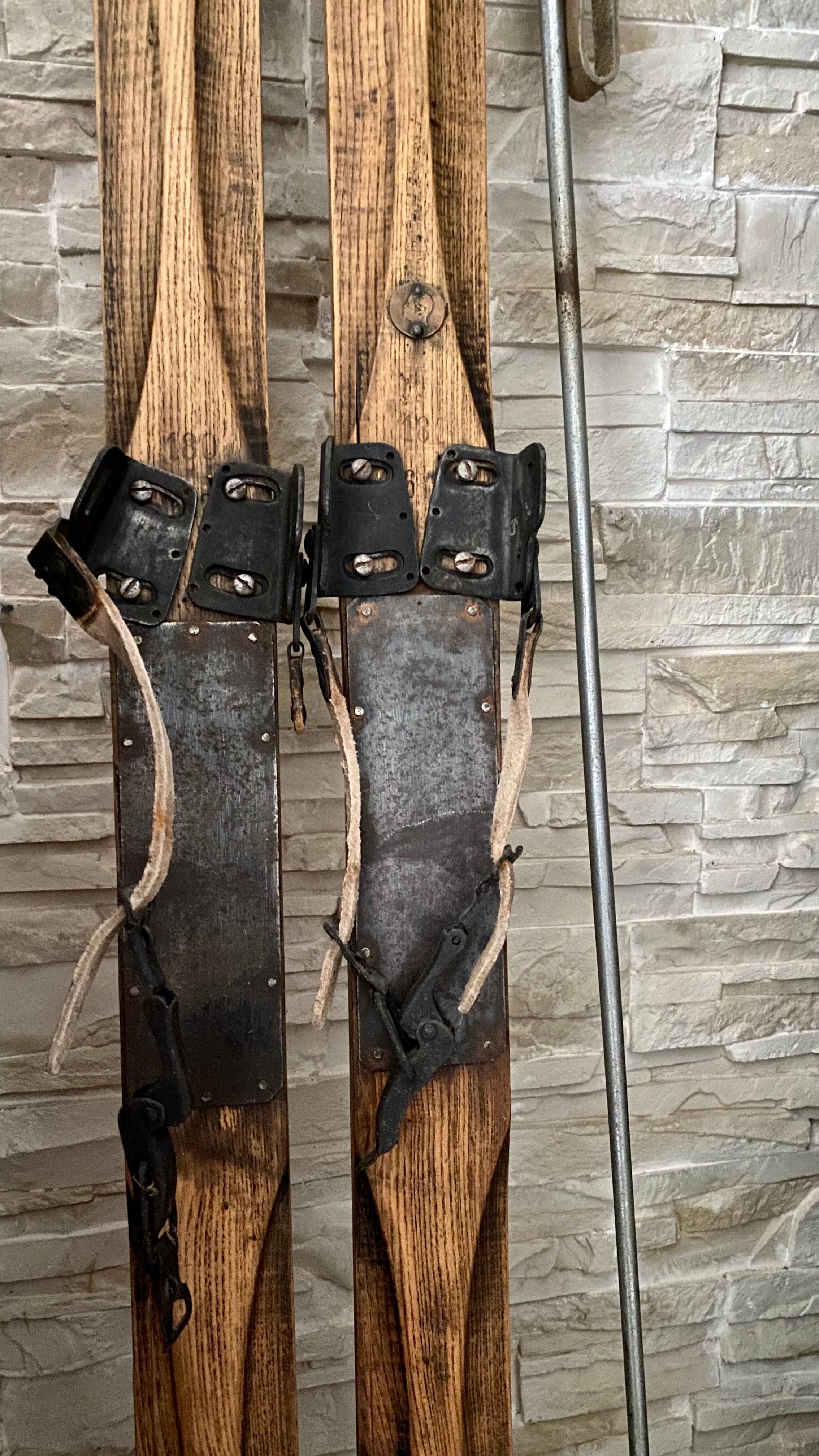 Paire de ski vintage en bois