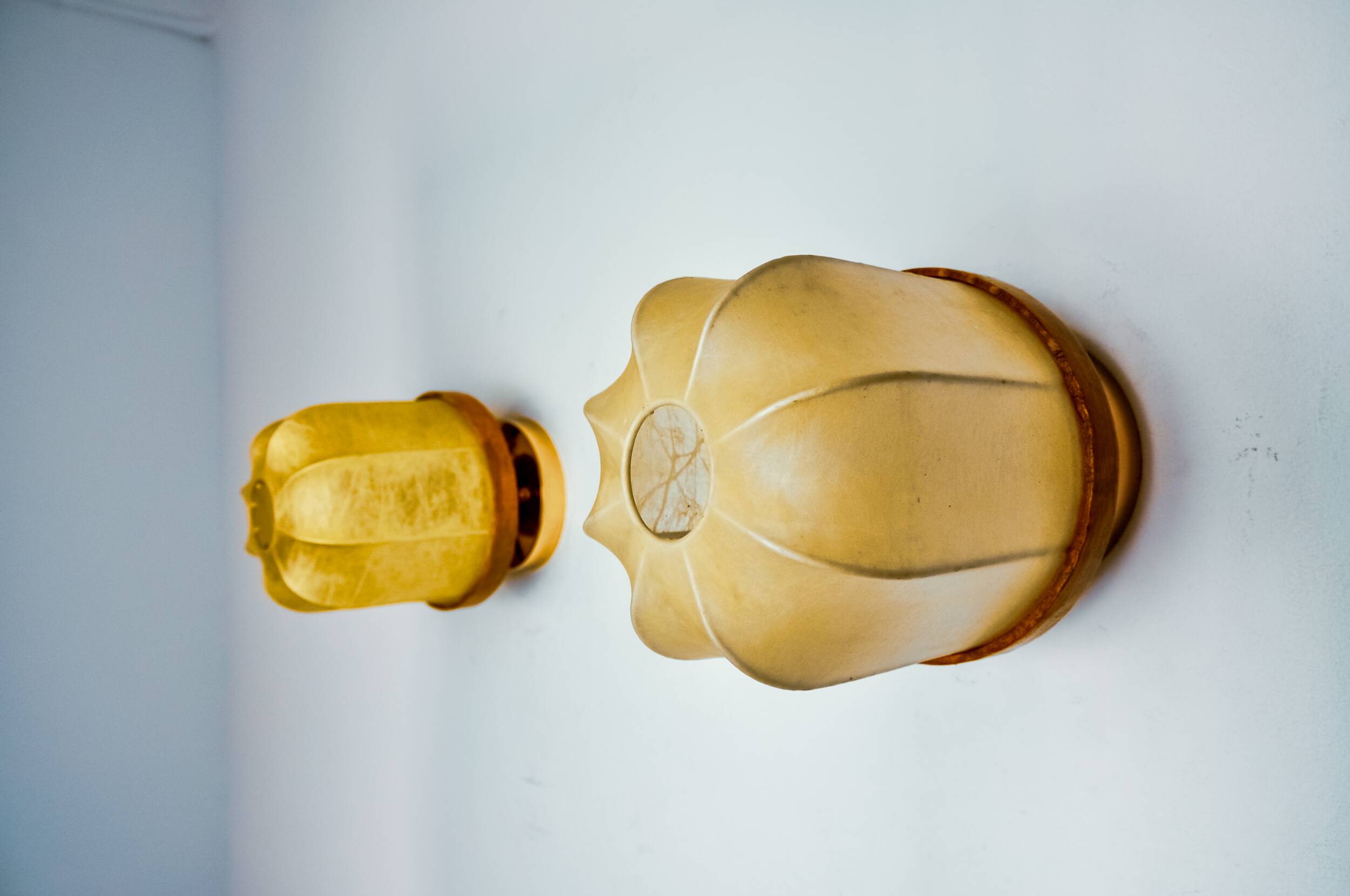 Paire d'appliques "cocoon", résine et pin, italie, 1970