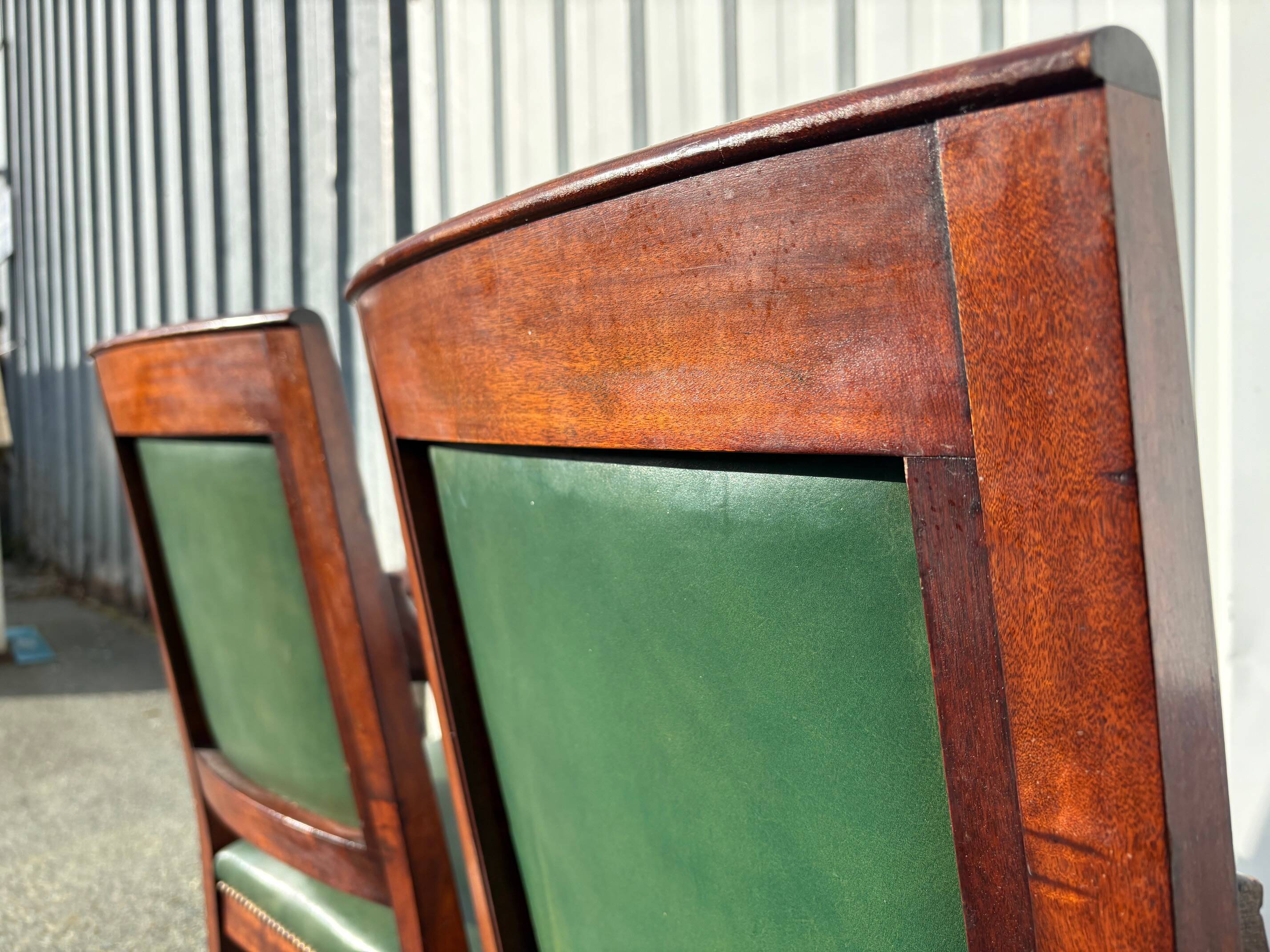 Paire de fauteuils de style Empire en acajou et cuir vert