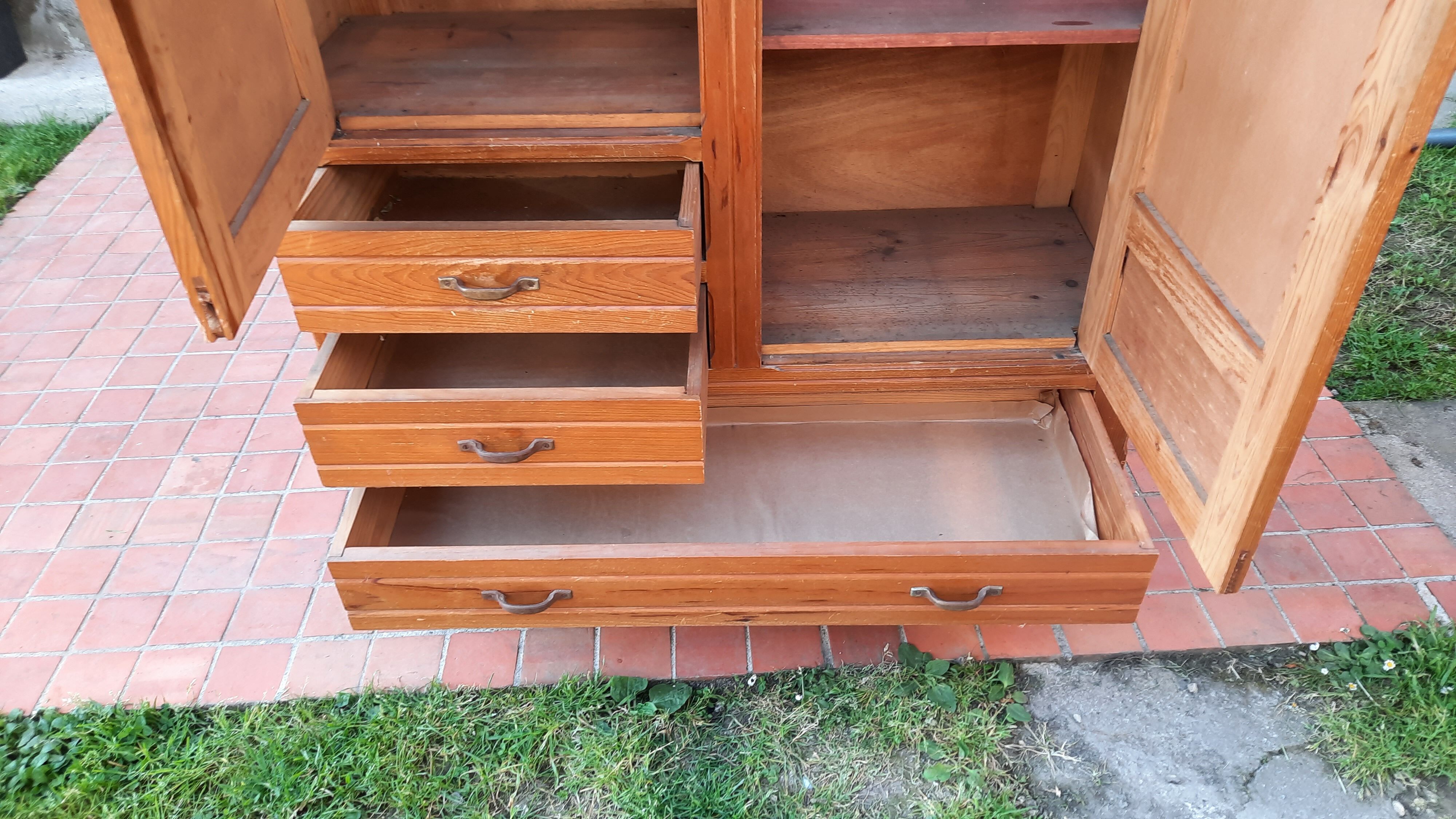 Armoire parisienne