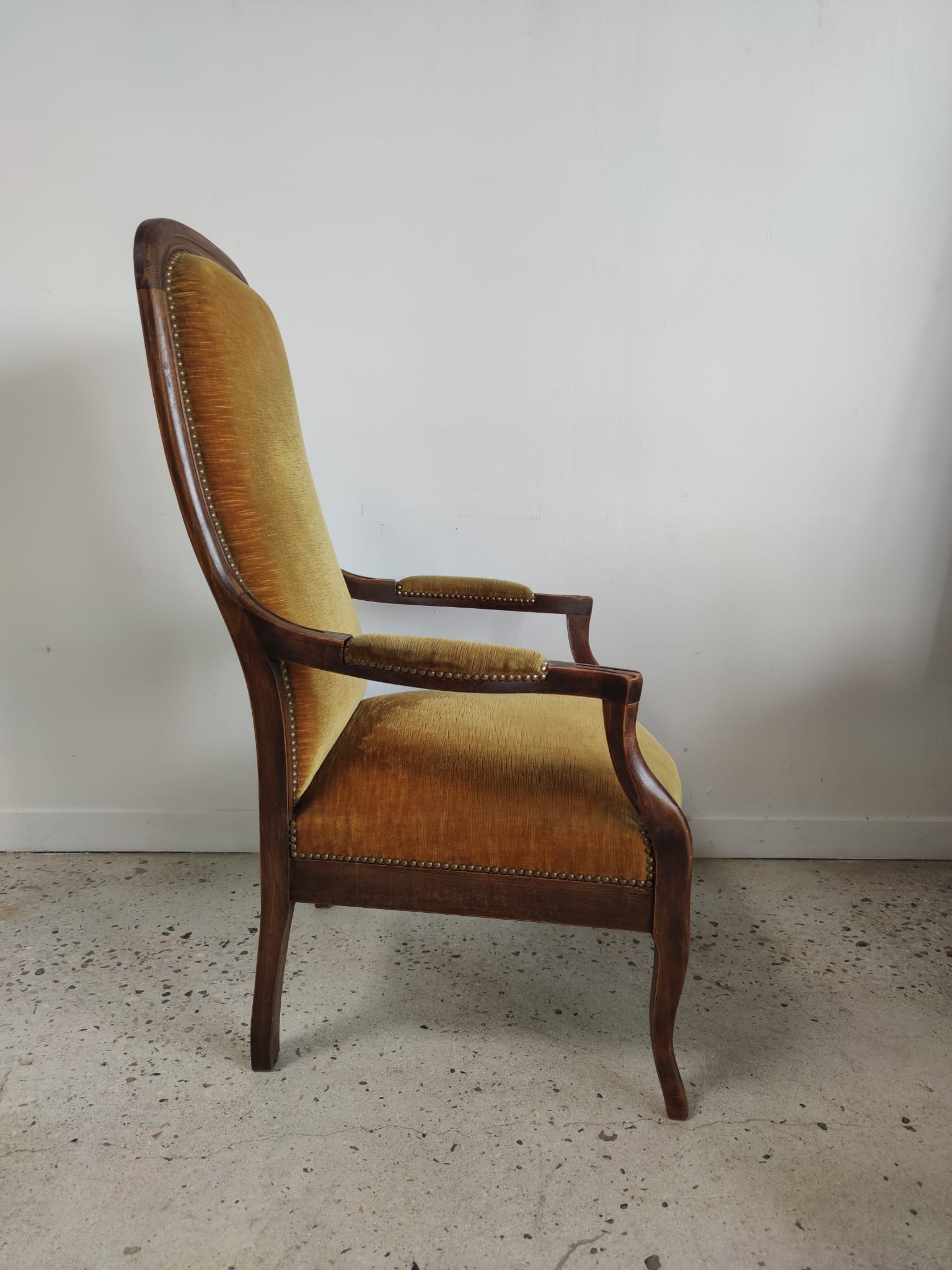 Fauteuil Voltaire garniture de velours jaune