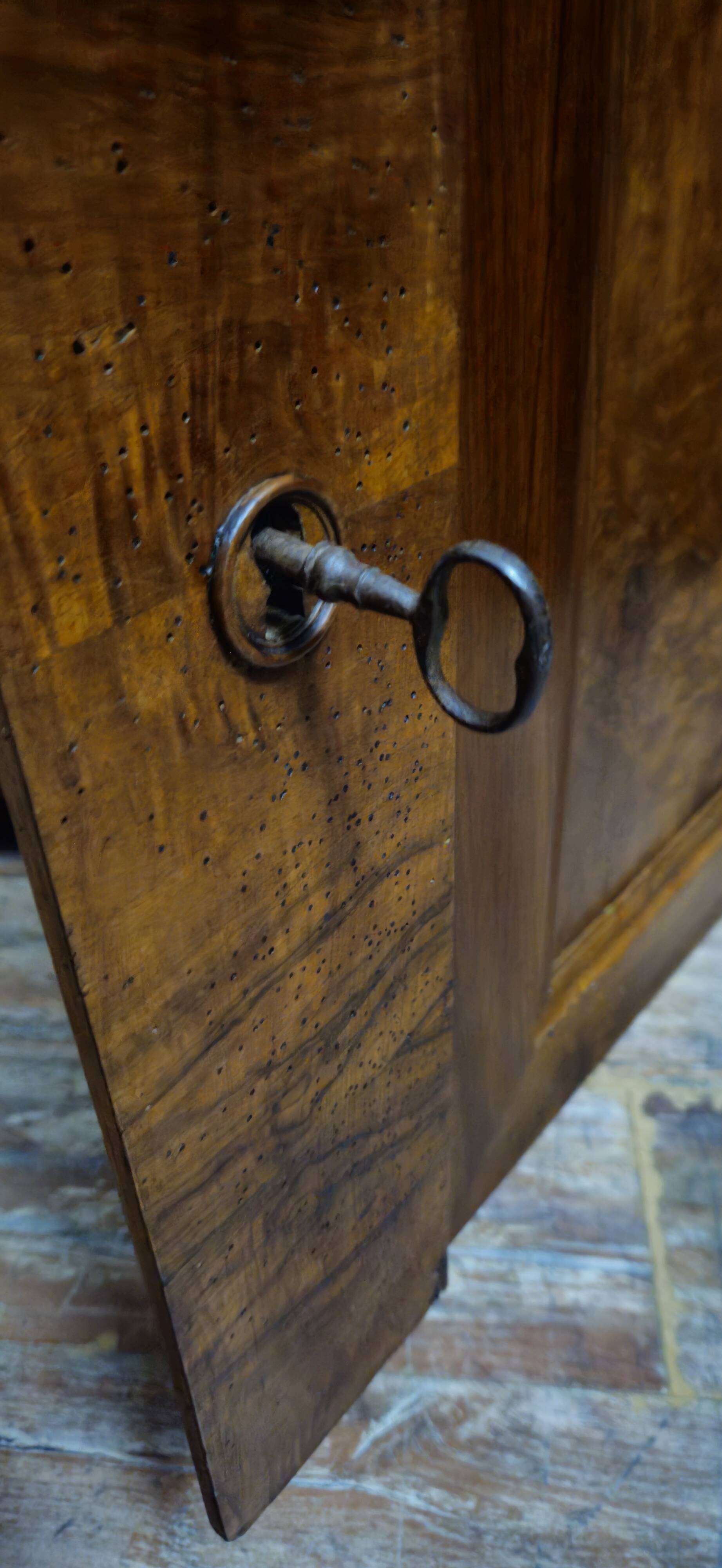 Buffet ancien époque Louis Philippe en noyer, XIXᵉ siècle