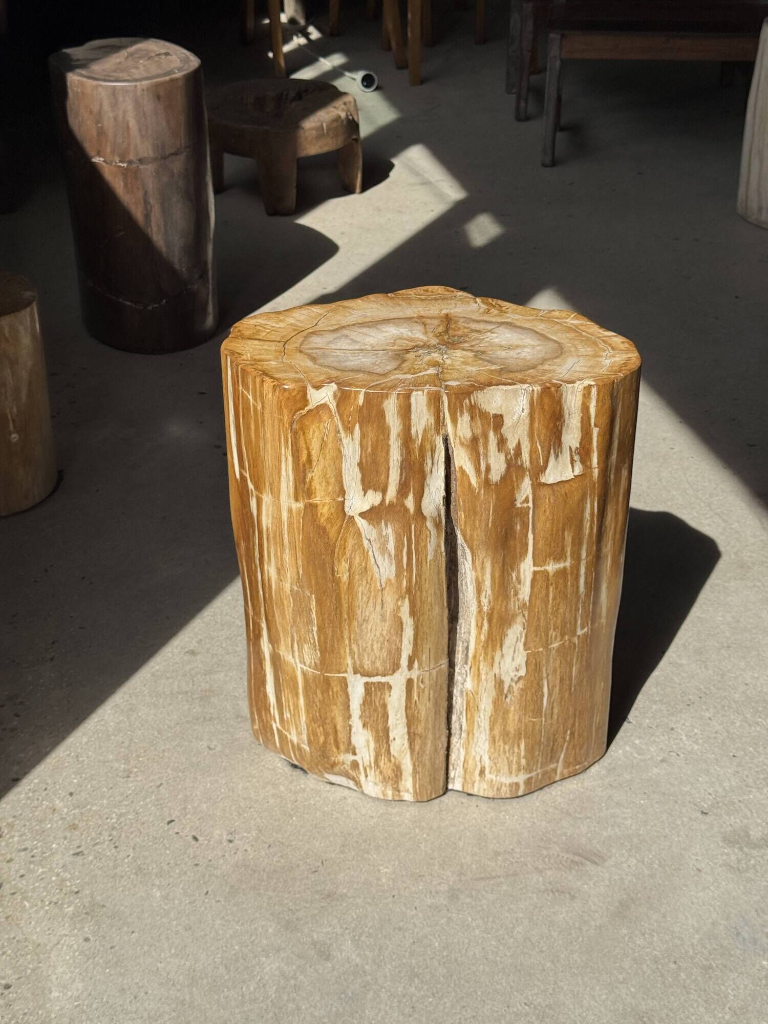 Table d'appoint en bois pétrifié orange doré et blanche ovale H46 D38 - 333