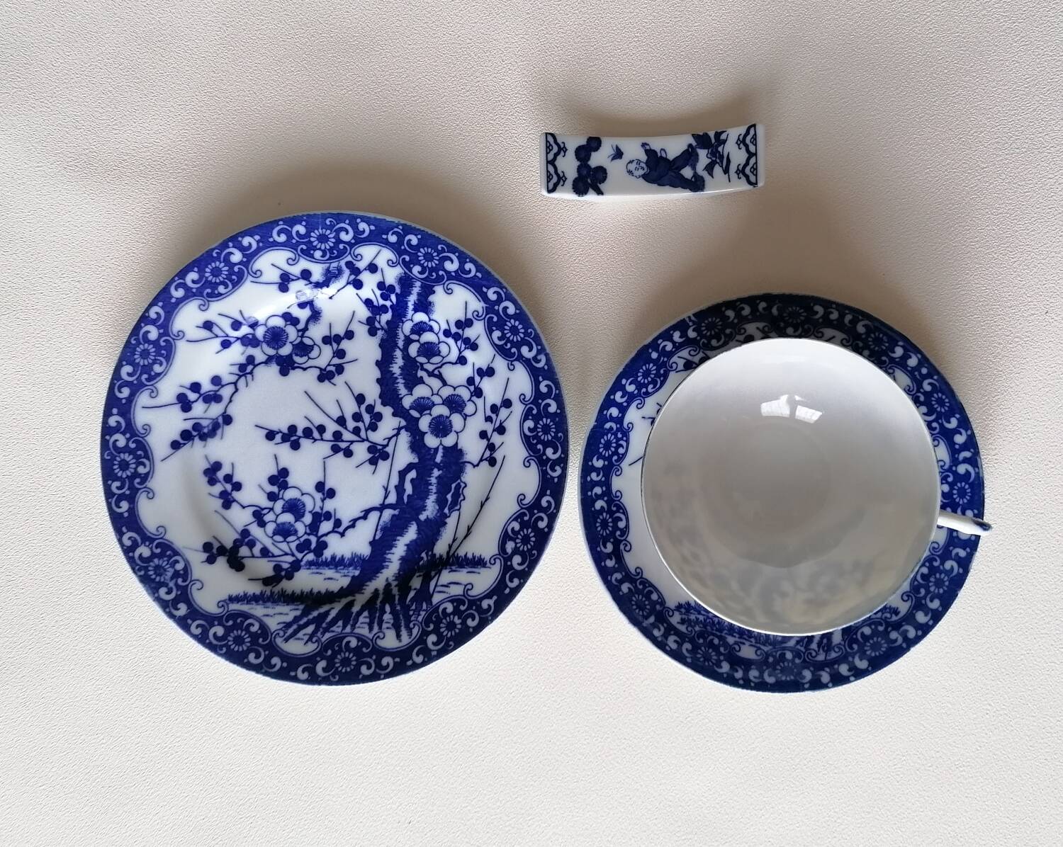 5 white and blue Japanese porcelain tea cups
