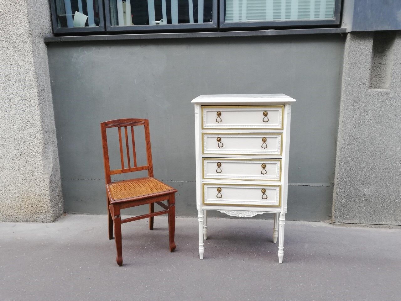 Neoclassical vertical dresser