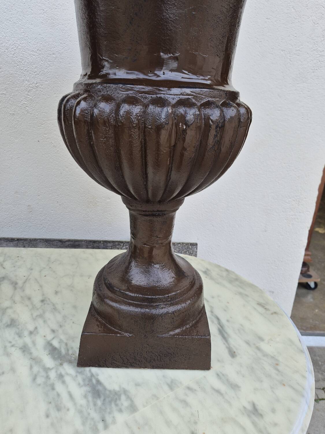 Pair of Medici cast iron vases from a bourgeois house - H73cm