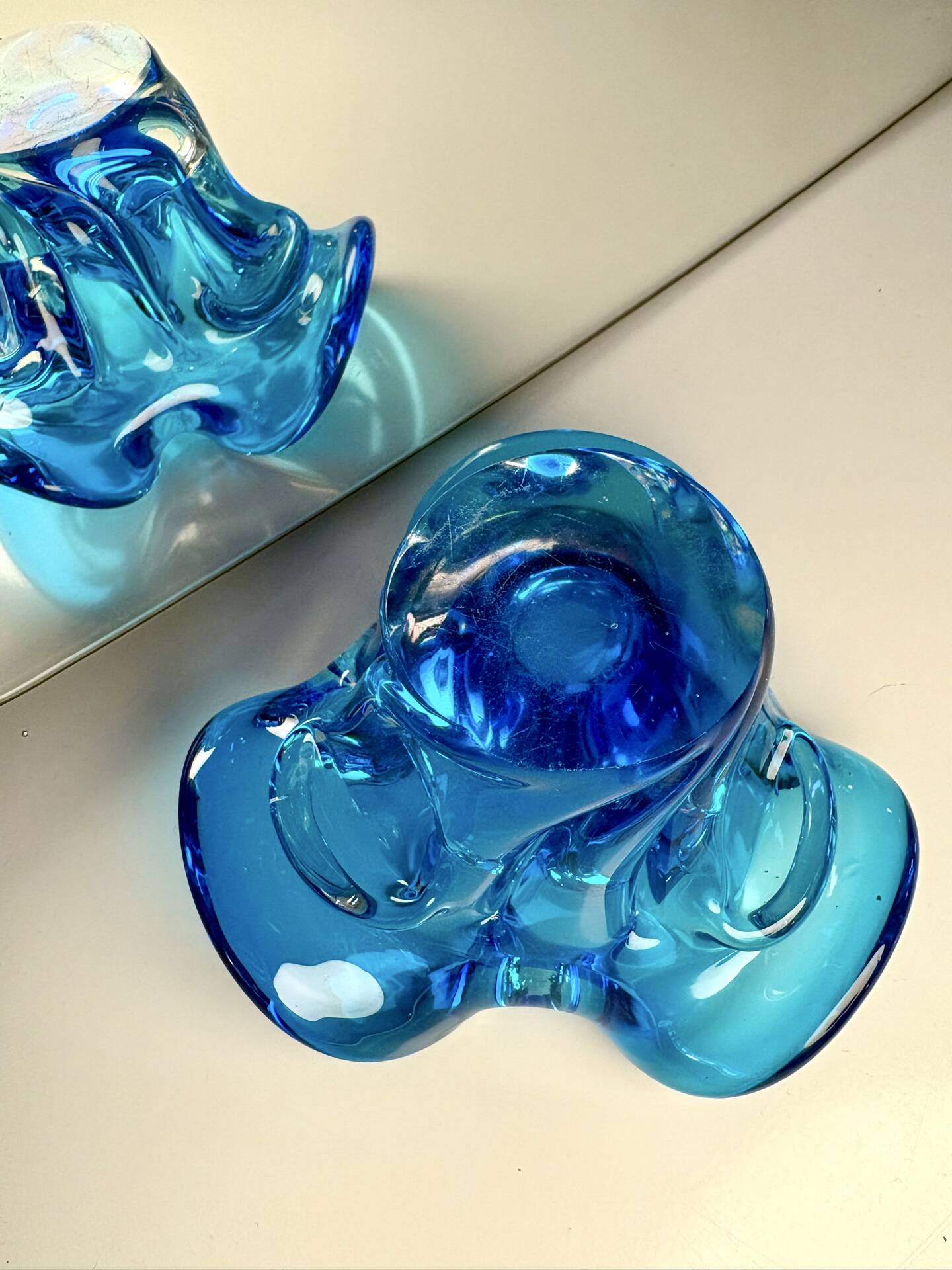Cendrier sculptural en verre soufflé bleu 1960-1970