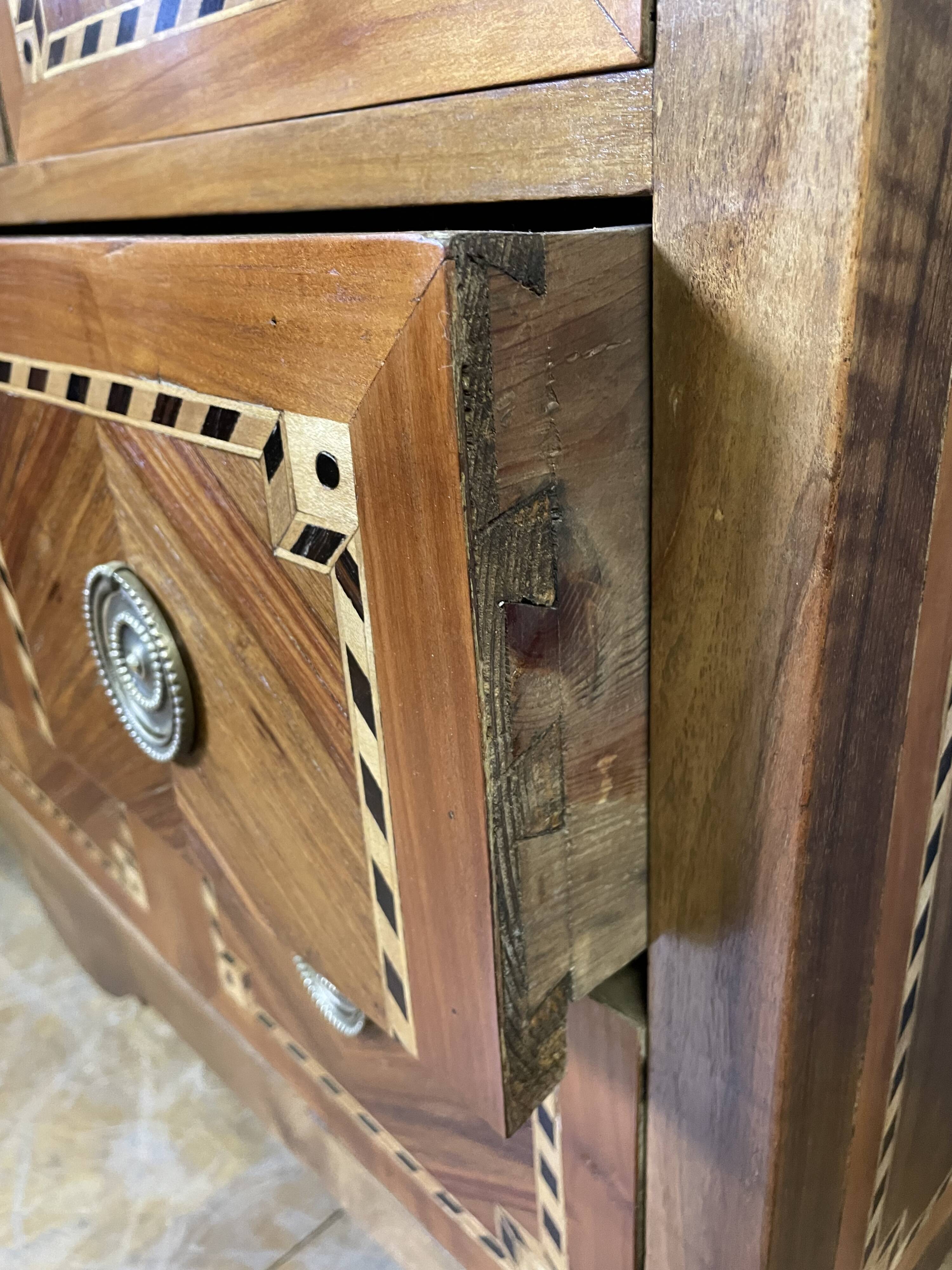 commode de style Louis XVI en bois fruitier