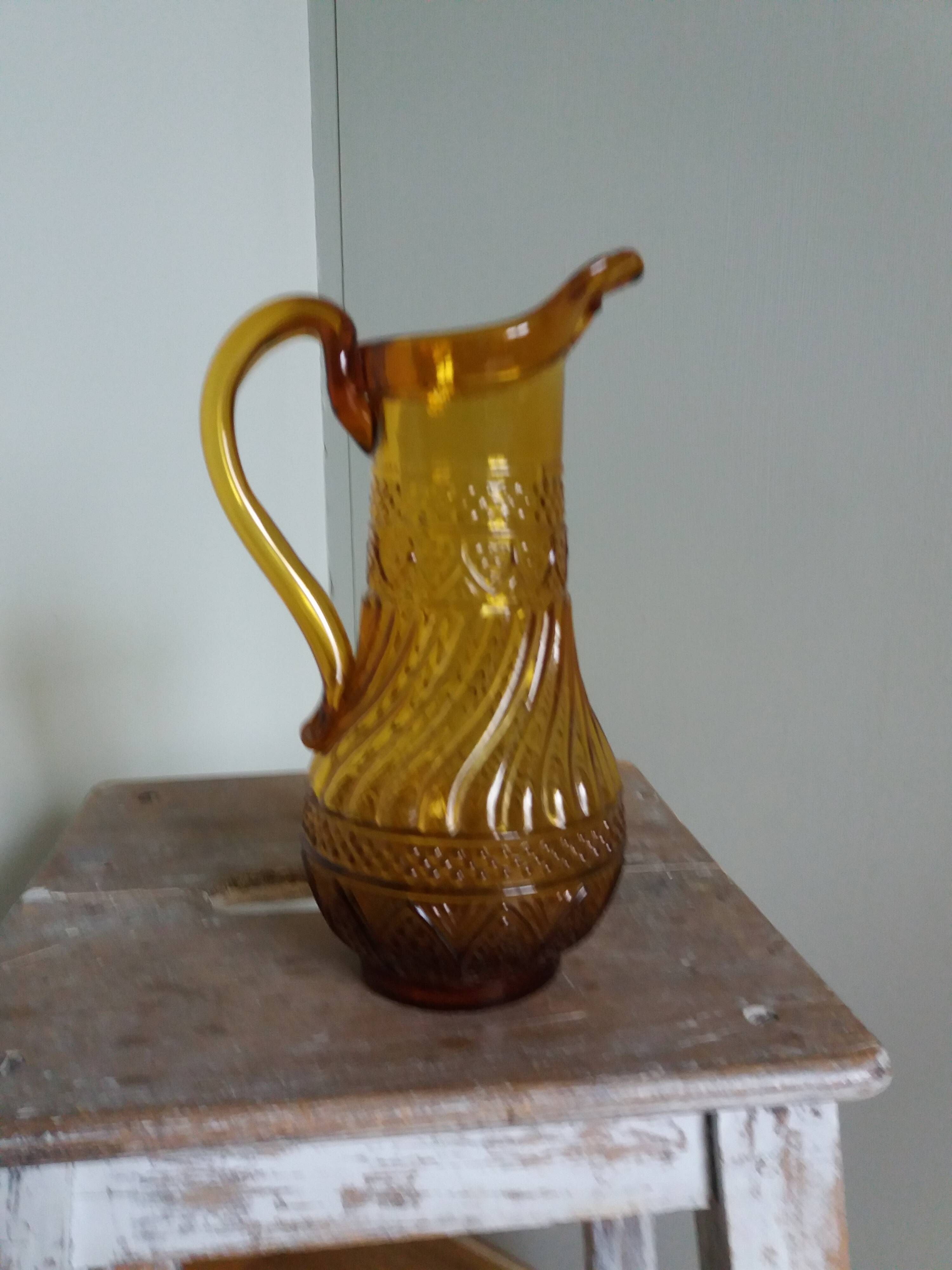 Pichet en verre ambré