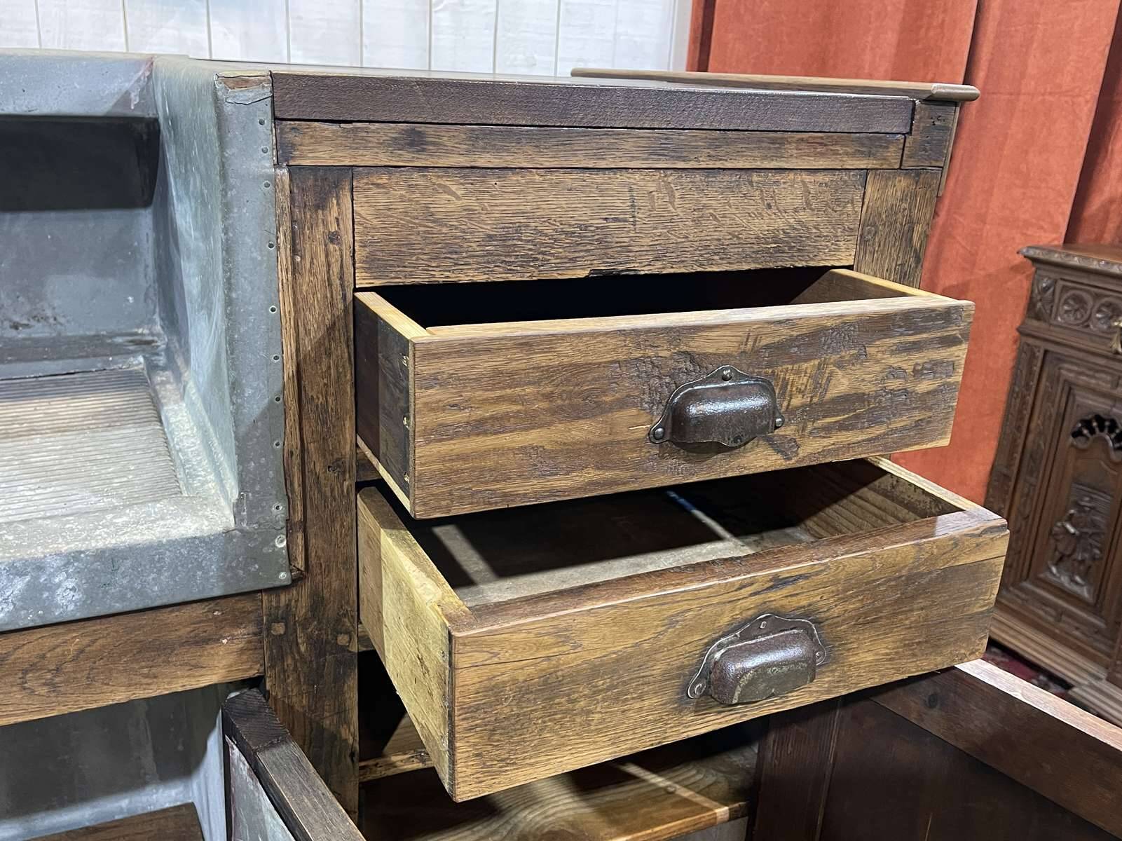 Comptoir de bar en chêne début XXème avec habillage d'époque zinc et étain