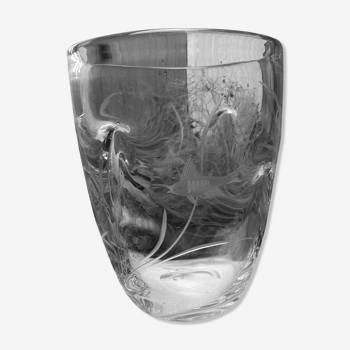 Vase en cristal pincé et gravé de motifs marins vintage