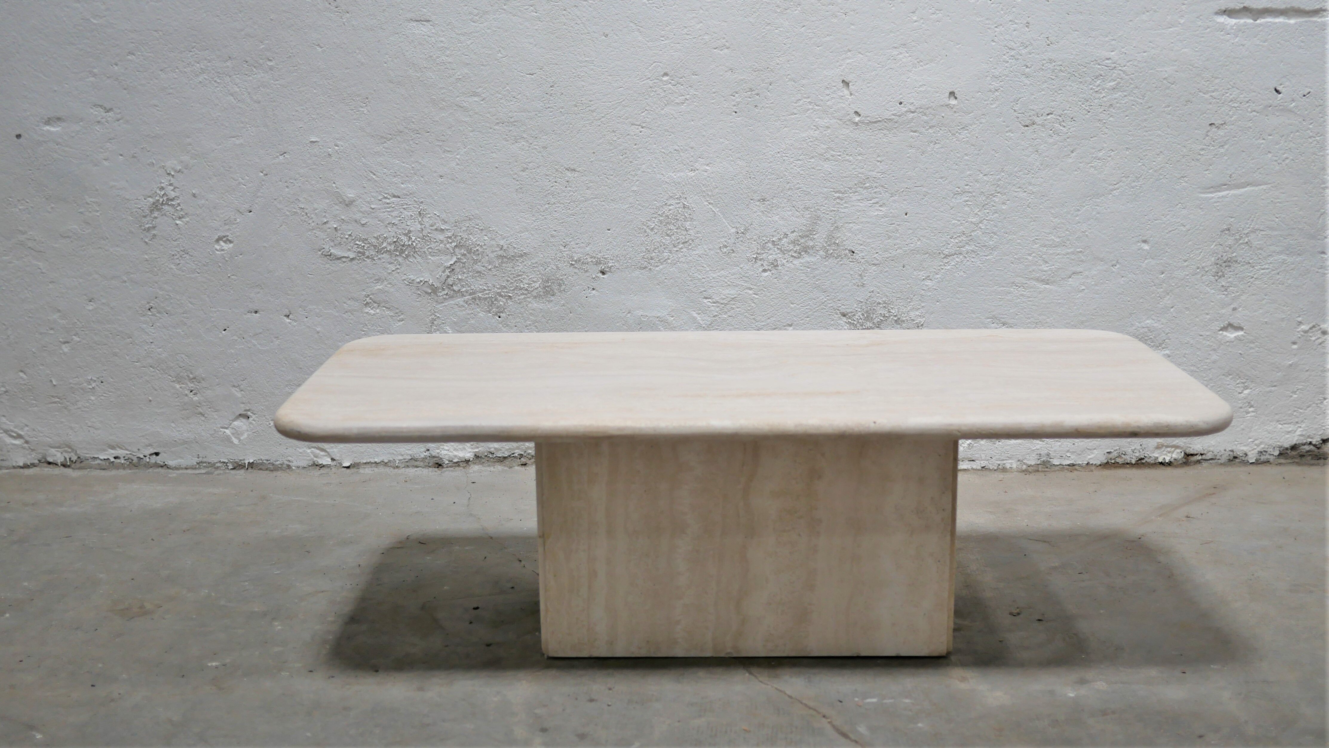 Table basse vintage en travertin