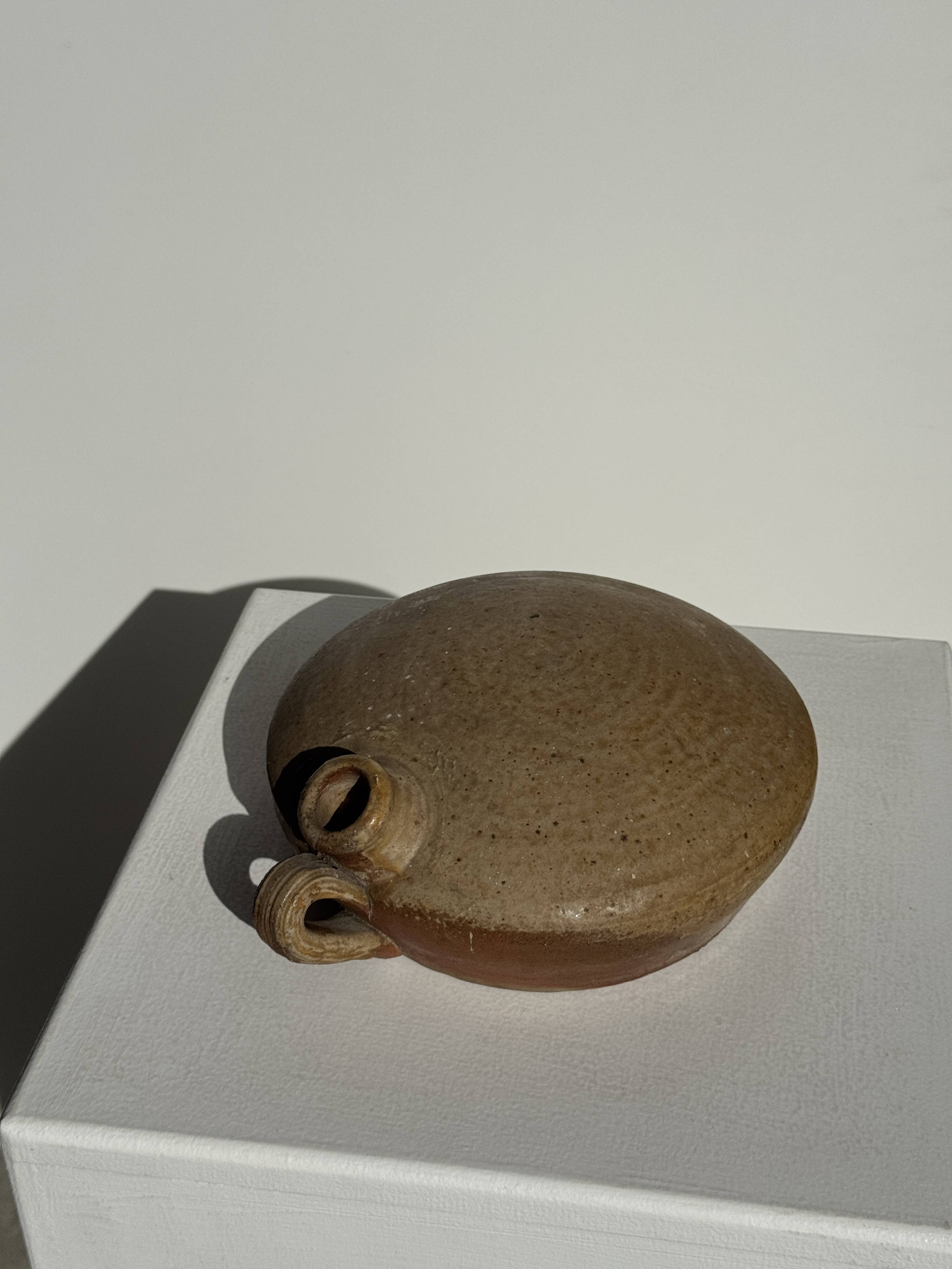 Round flat jar in old stoneware D20