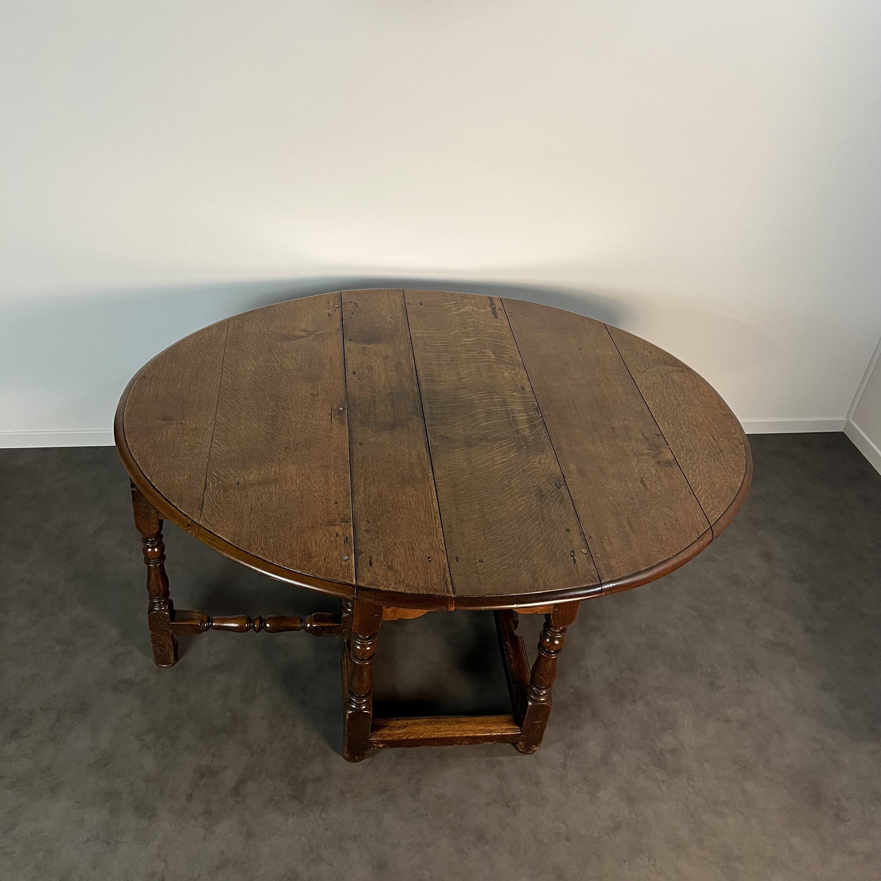 18th-century oak Gateleg drop-leaf dining table