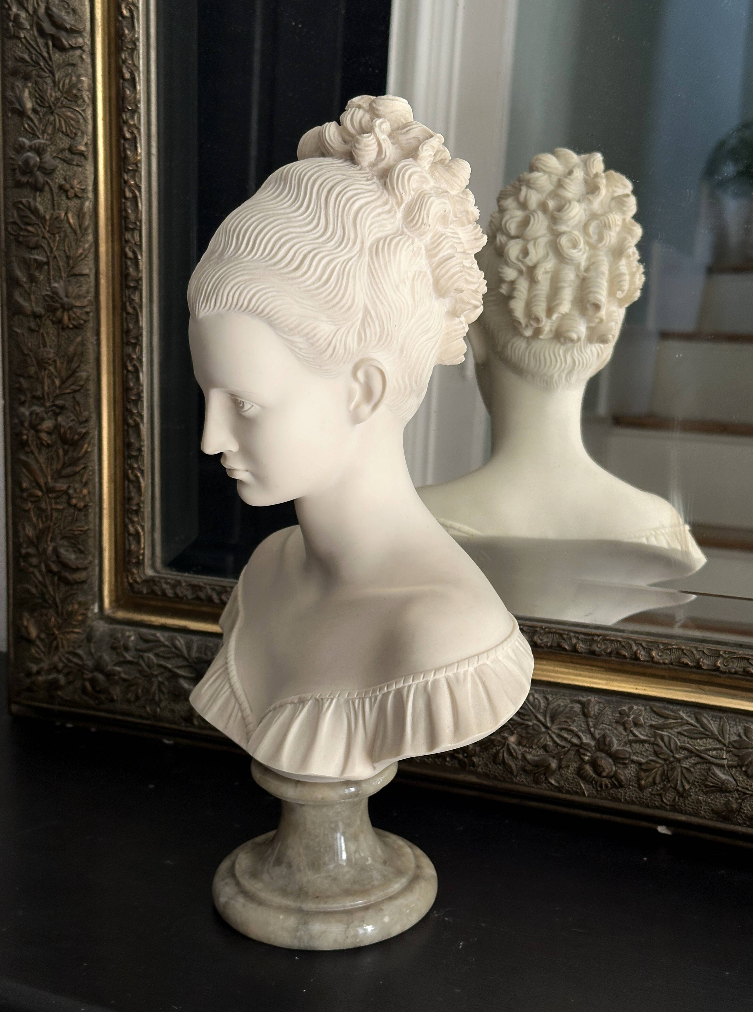 Statue Buste de Manon Lescaut albâtre socle marbre vert signé Giannelli