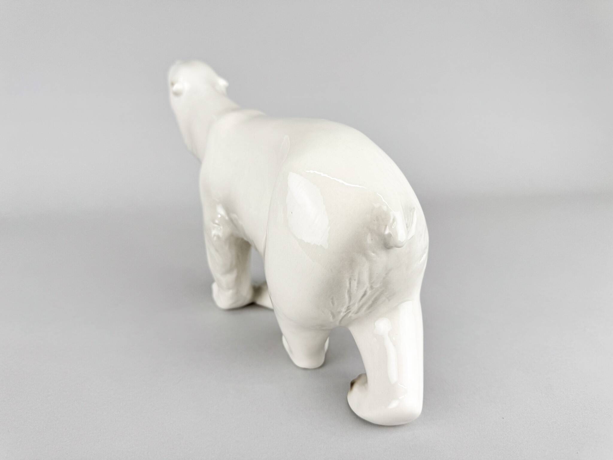 Sculpture d'ours polaire en porcelaine Royal Dux, Tchécoslovaquie années 1960