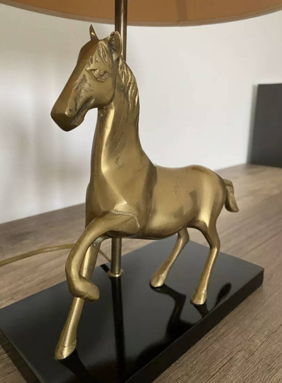 Lampe "Cheval" en laiton et socle bois