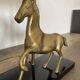 Lampe "Cheval" en laiton et socle bois