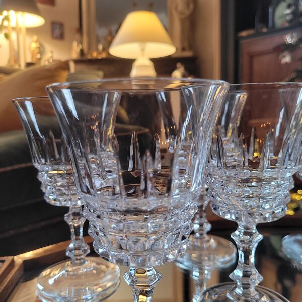 Service de 9 verres à pied en cristal taillé fin - France, circa 1950-