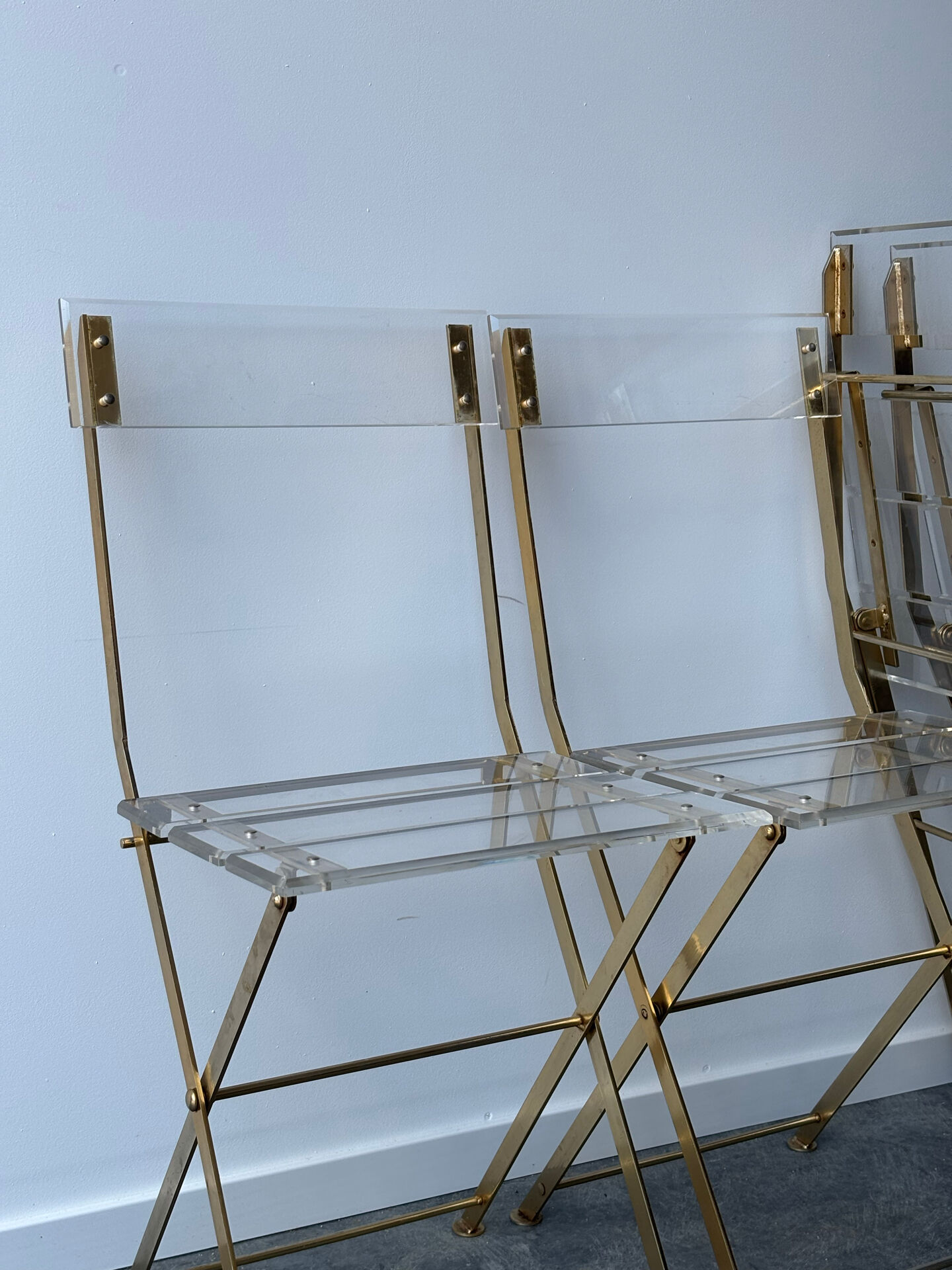 4 chaises pliantes « les invisibles » pour Marais international 1970
