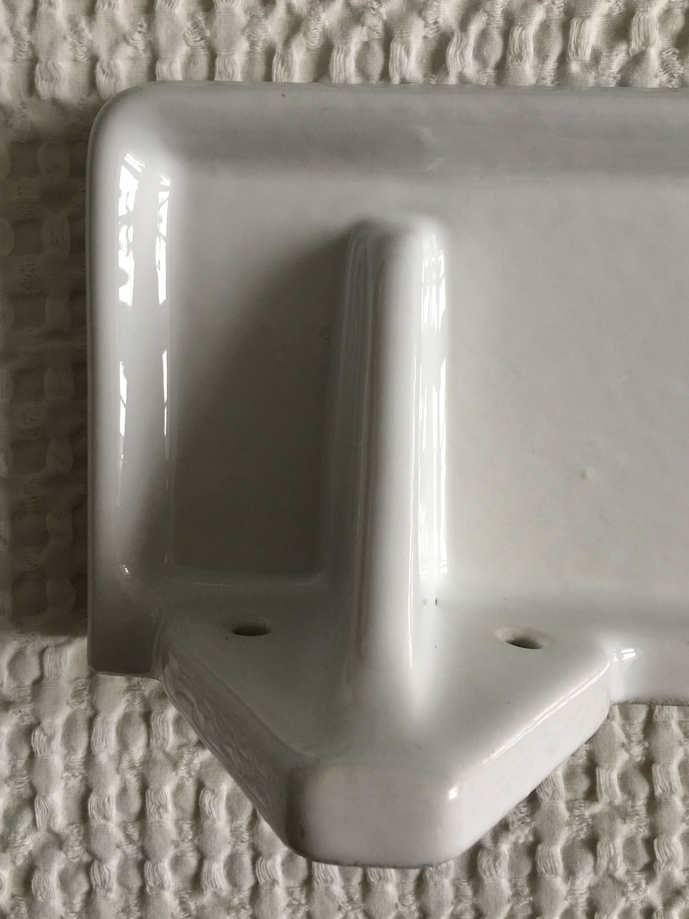 Shelf in white ceramic 1910