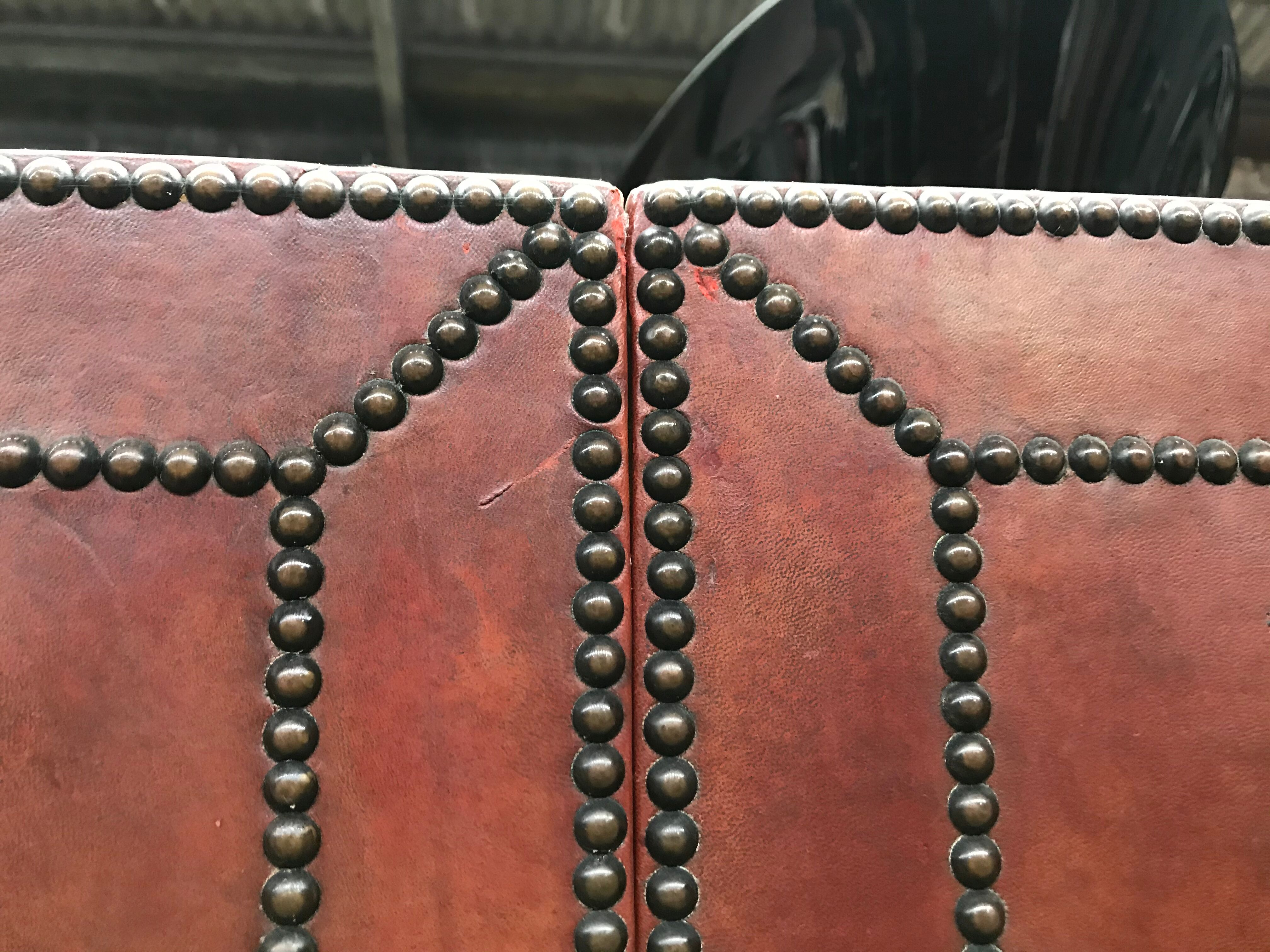 Coffre cloutés en cuir